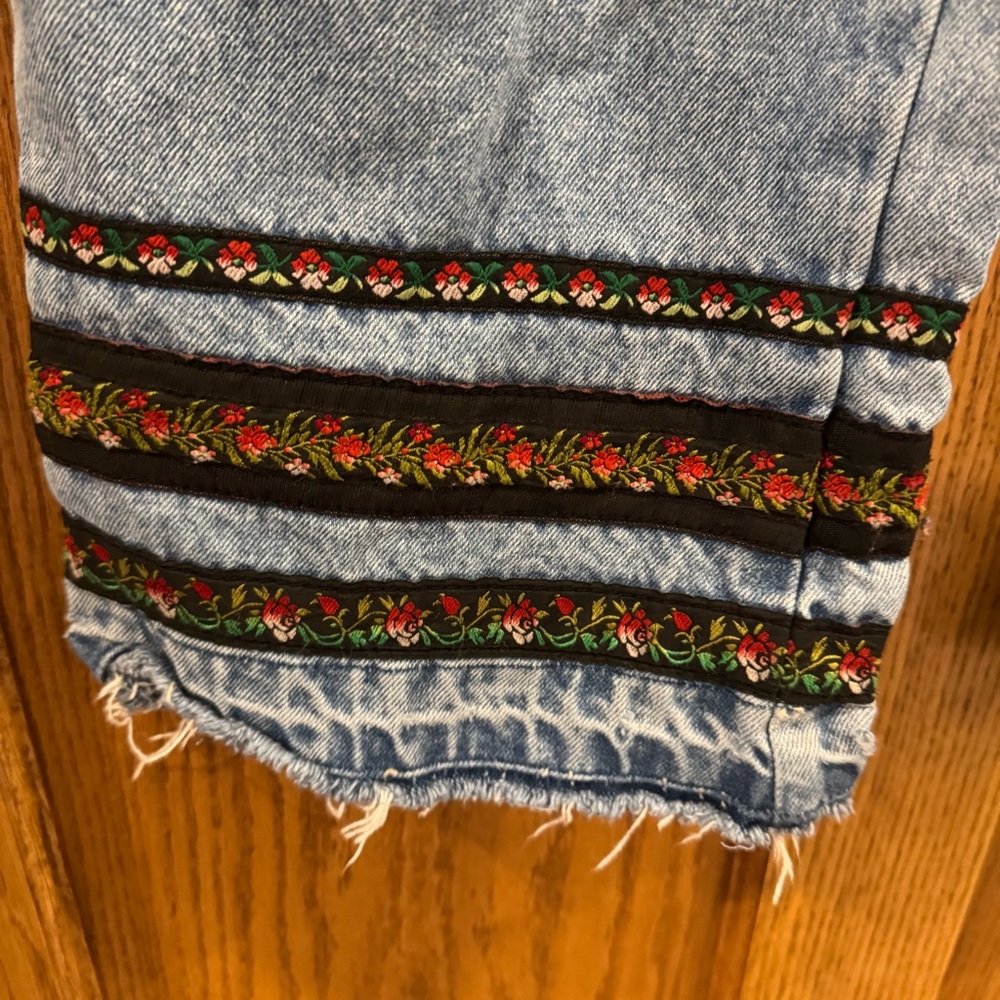 Bill Blass Vintage Embroidered Jeans Size 6 Boho Floral Denim - Picture 4 of 15